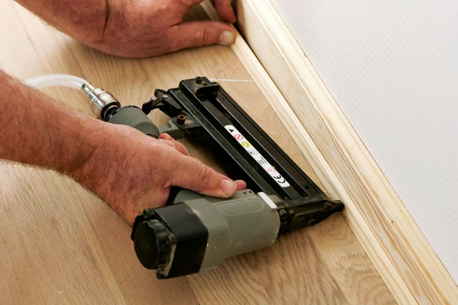 Naulain: Naulain toimii nopeasti, ja sitä on helppo käyttää myös hankalissa paikoissa. Naulain: Naulain toimii nopeasti, ja sitä on helppo käyttää myös hankalissa paikoissa.